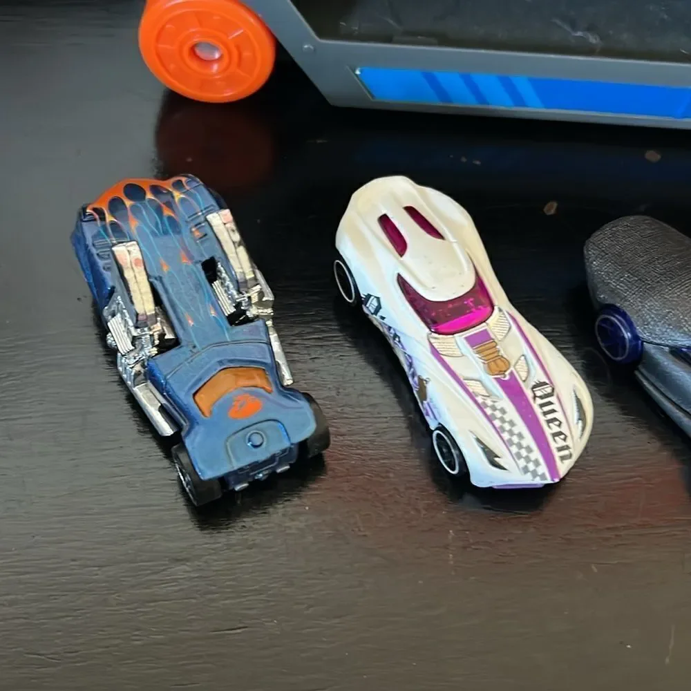 Mattel Hot Wheels Stunt & Go Track Set + 9 Hot Wheels Cars